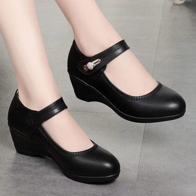 Elegant Leather Comfort Pumps 2024
